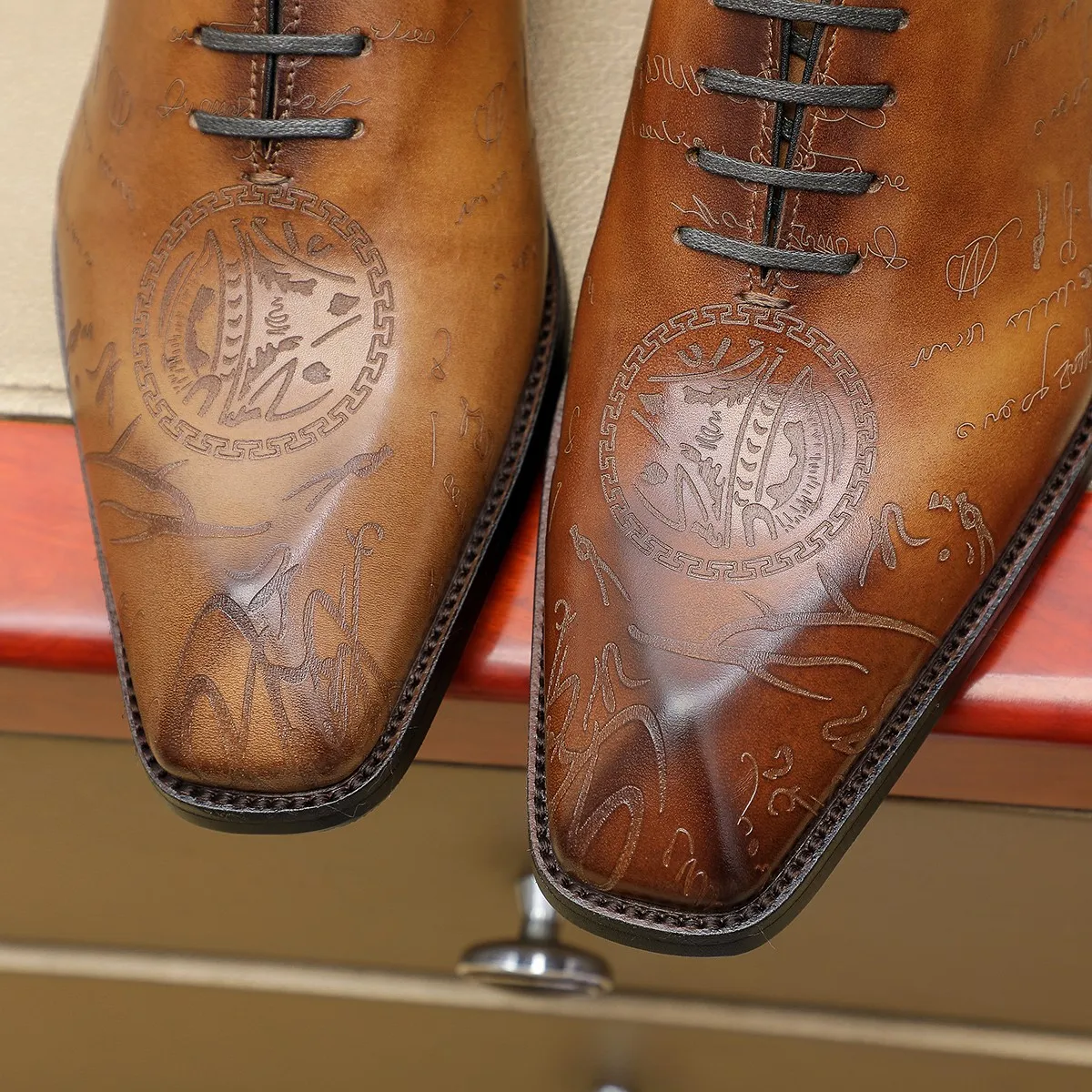 Men's shoes 💰620 💰 Louis Vuitton LV ® Autumn and Winter 🆕 models 🔛Full shoe counter First layer cowhide, 🐂leather lined casual shoes for men, super soft outsole, essential for driving. Counter synchronized original first layer cowhide completely 1:1 mold customization 🌹Top version, 2 colors available! Number: 38-45 (37.46. Customized)